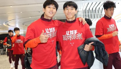 开云app-U23国足回国身穿特制T恤，泰山队两将归队时间确定，克雷桑回来了