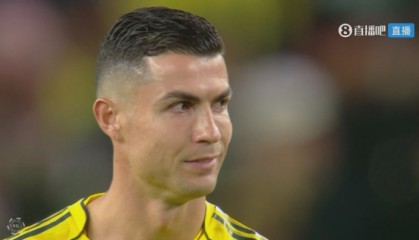 开云app-整无语了！胜利门将出击离谱失误致丢球，C罗无奈摇头苦笑